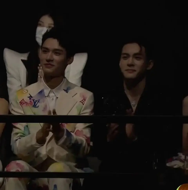 Hình ảnh tương tác của hai nam diễn viên điển trai Cung Tuấn và Tăng Thuấn Hy khiến fan phấn khích Ảnh 9