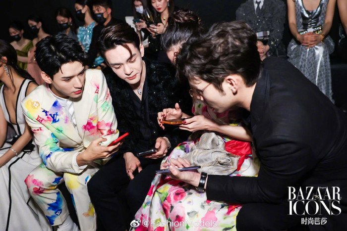 Hình ảnh các diễn viên đang chia sẻ cách thức liên hệ nhau tại sự kiện Bazaar