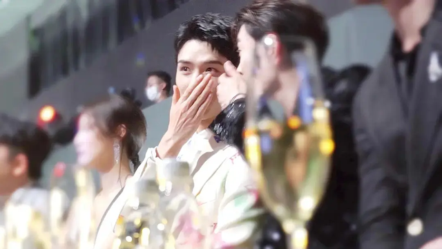 Hình ảnh tương tác của hai nam diễn viên điển trai Cung Tuấn và Tăng Thuấn Hy khiến fan phấn khích Ảnh 5