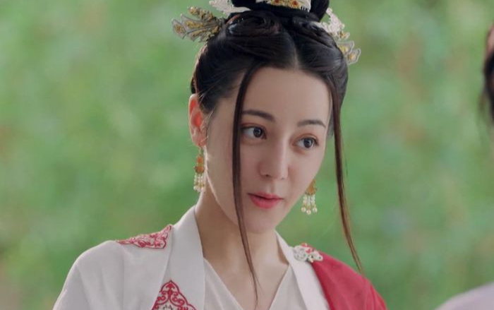 Địch Lệ Nhiệt Ba bị chê kém sắc trong phim mới Ảnh 2