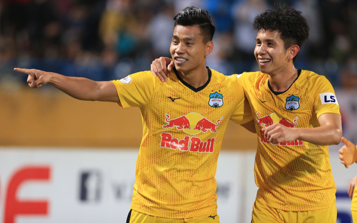 HAGL thắng đẹp, Hà Nội FC thua xấu ví vì Văn Quyết đạp đối thủ! Ảnh 2