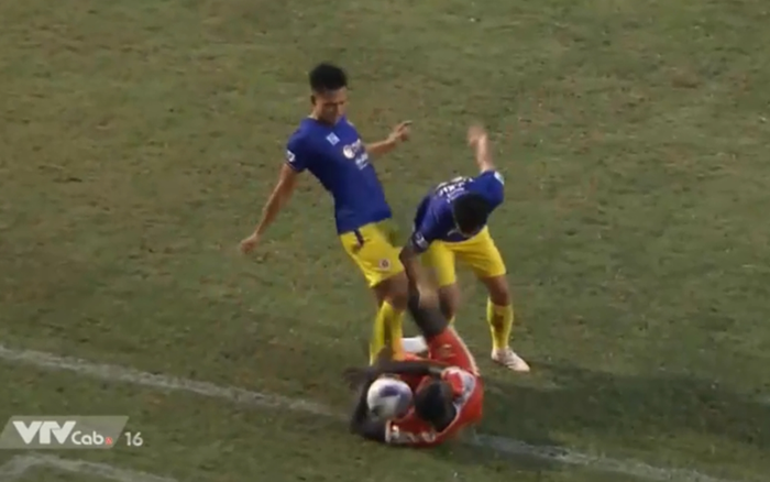 VIDEO: Bùi Hoàng Việt Anh đá thẳng bụng đối thủ đã nằm sân gây phẫn nộ Ảnh 2