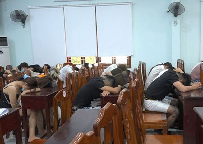 Nhiều thanh niên sử dụng ma túy được đưa đến trụ sở công an. Ảnh: Công an Bình Định 