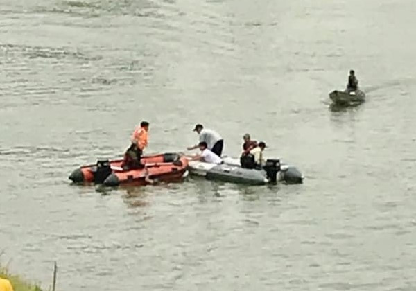 Lực lượng chức năng tìm kiếm nam thanh niên. Ảnh: Bảo vệ Pháp luật