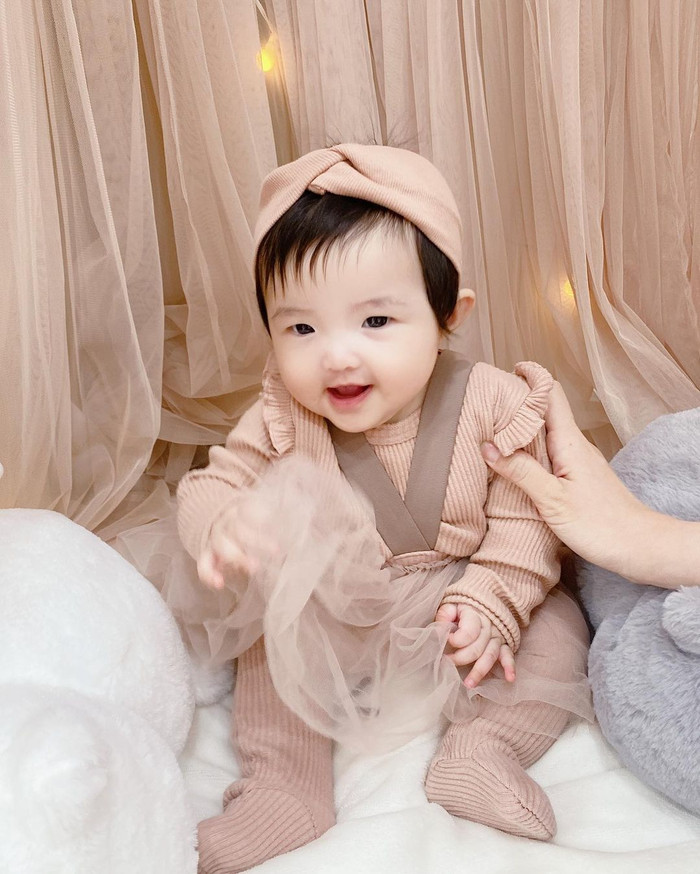 Bộ đầm body khoe cơ thể mũm mĩm, đáng yêu.