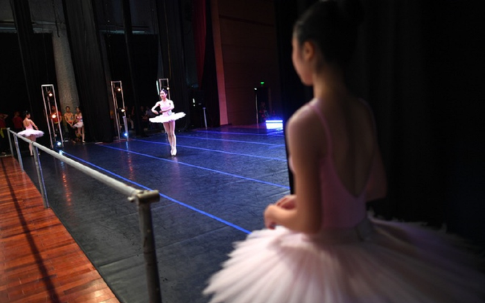 Hơn 300 học sinh trường múa kêu cứu: Trách nhiệm thuộc về ai? Ảnh 2