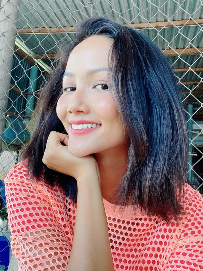 H'Hen Niê khoe ảnh chụp cận mặt, tuy nhiên cô lại bị soi chiếc cằm nhọn như phù thủy