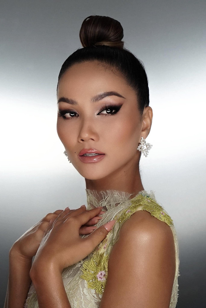 Đây cũng không phải lần đầu tiên, gương mặt và chiếc cằm “nhọn hoắt” của H’Hen Nie bị đặt nghi vấn phẫu thuật thẩm mỹ.