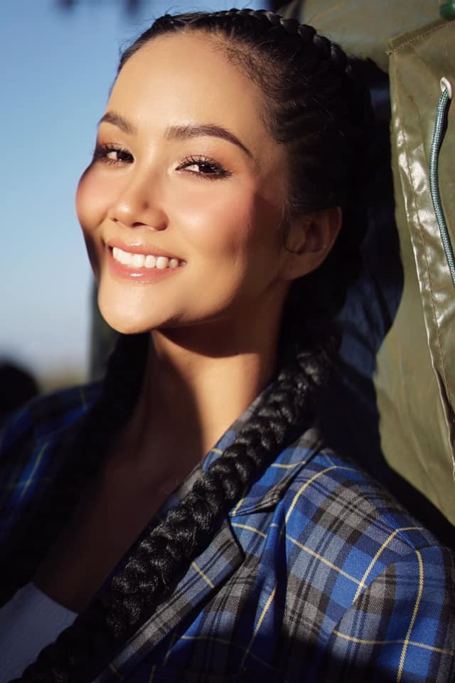 Theo H'Hen Niê thì cằm cô trở nên nhọn hơn là vì thời gian qua cô tập luyện nhiều nên gương mặt nhỏ lại khiến cằm sẽ dễ thấy nhọn