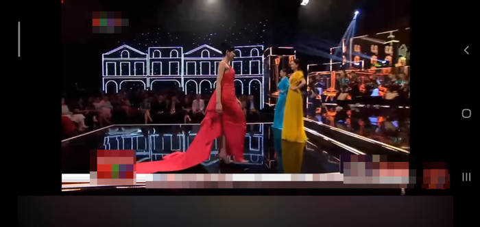 Thậm chí cô cũng không tôn lên được hết nét đẹp trang phục. 