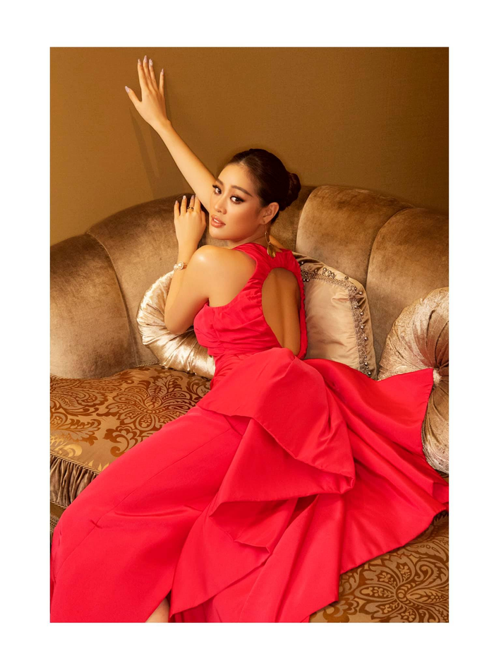 Hoa hậu Khánh Vân cũng từng diện chiếc váy này để chụp ảnh tạp chí. 