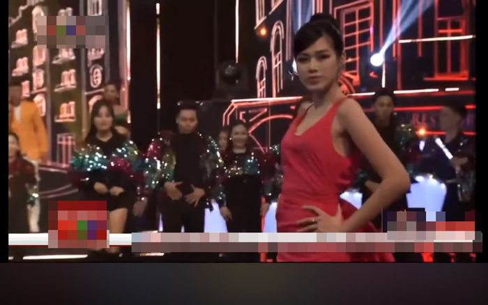 Diễn catwalk cùng Lương Thùy Linh, Đỗ Thị Hà bị chê 'phèn', mặc trang phục như đồ ngủ Ảnh 2