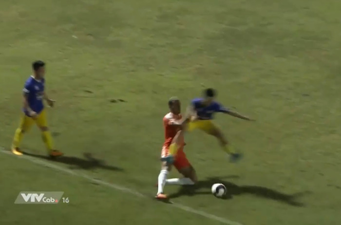 Văn Quyết song phi đạp Janclesio nhưng HLV Chu Đình Nghiêm cho rằng đội trưởng Hà Nội FC chỉ nhảy tránh bóng.