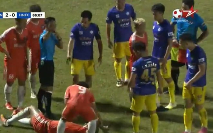 HLV Chu Đình Nghiêm: 'Văn Quyết chỉ nhảy tránh quả bóng chứ chưa có động tác gì' Ảnh 2