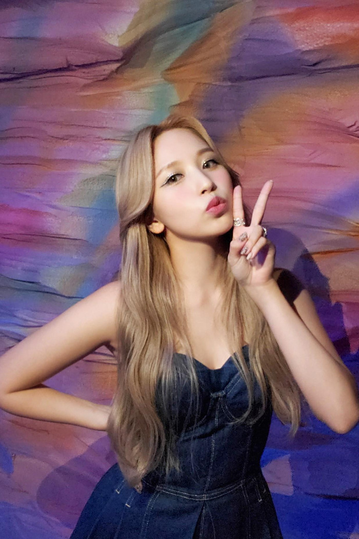 Mina (Twice).