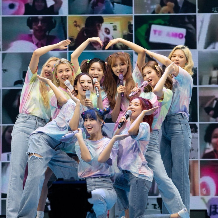 Fandom ONCE đã rất tự hào về tin tức Twice sẽ được xuất hiện trong sách giáo khoa Nhật Bản này.