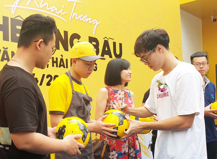 Từ cậu bé thơ dại đến với bầu Đức, Văn Toàn trở thành ngôi sao bóng đá và ông chủ quán cà phê Ông Bầu ở tuổi 25.