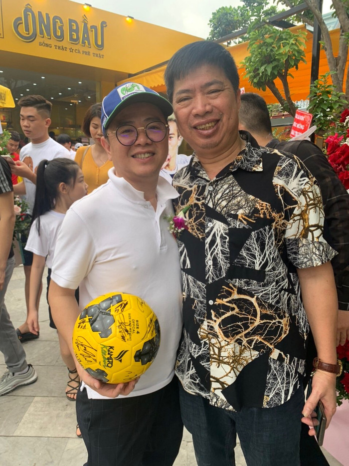 Bố Văn Toàn - ông Nguyễn Văn Tạo (bên phải) chụp hình với một người anh thân thiết của tiền đạo Văn Toàn đi từ TPHCM ra Hải Phòng mừng tiền đạo HAGL làm chủ quán cà phê Ông Bầu.&nbsp;