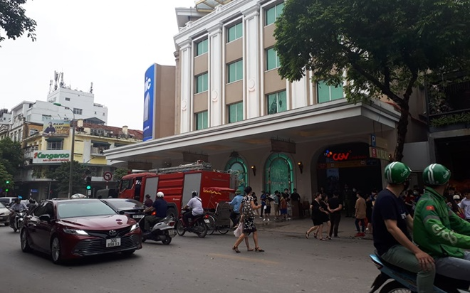 Xe ô tô bốc cháy dưới tầng hầm Tràng Tiền Plaza tại Hà Nội Ảnh 2