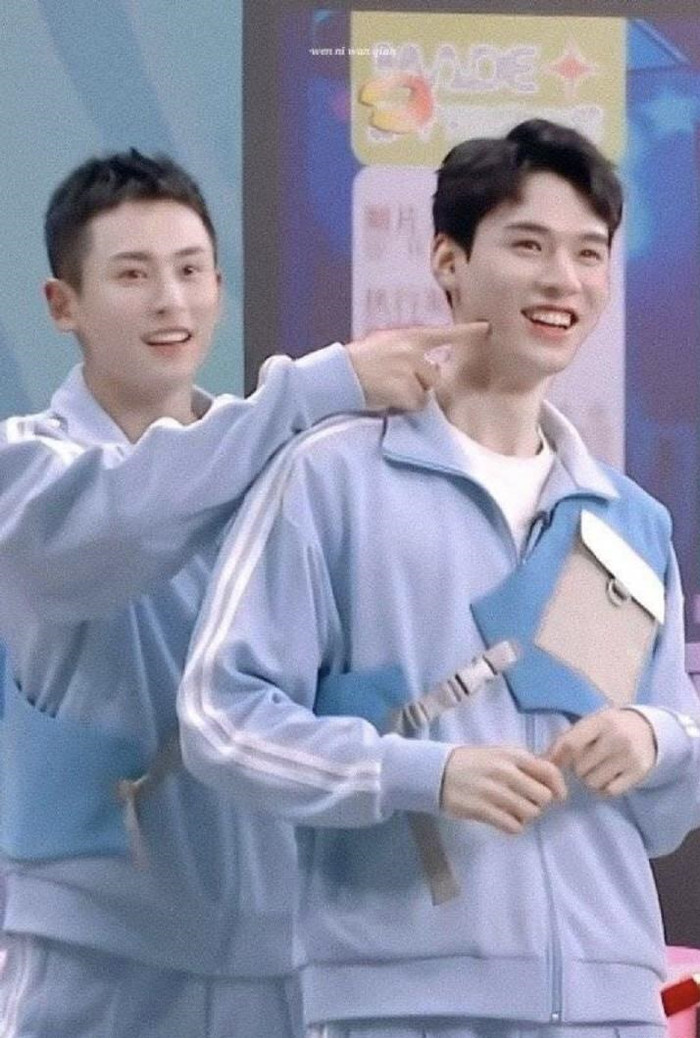 Cả hai đều được các nhà đài ưu ái tham gia show nổi tiếng như 'Happy Camp', 'Vương Bài Đối Với Bài'