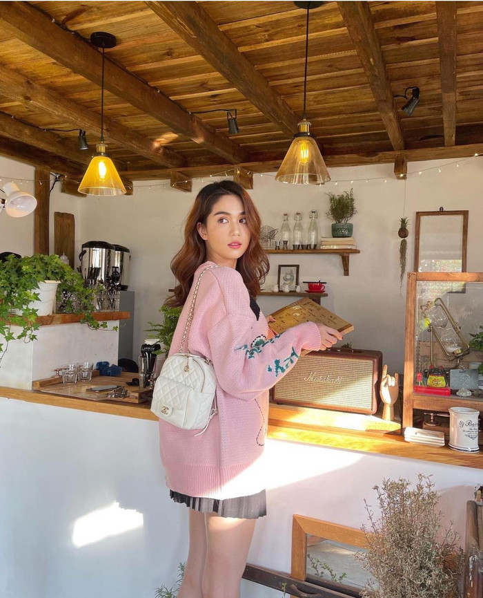 Set đồ đi kèm phụ kiện ba lô mini của Chanel nhìn Trinh như cô học sinh cấp 3 trẻ trung 