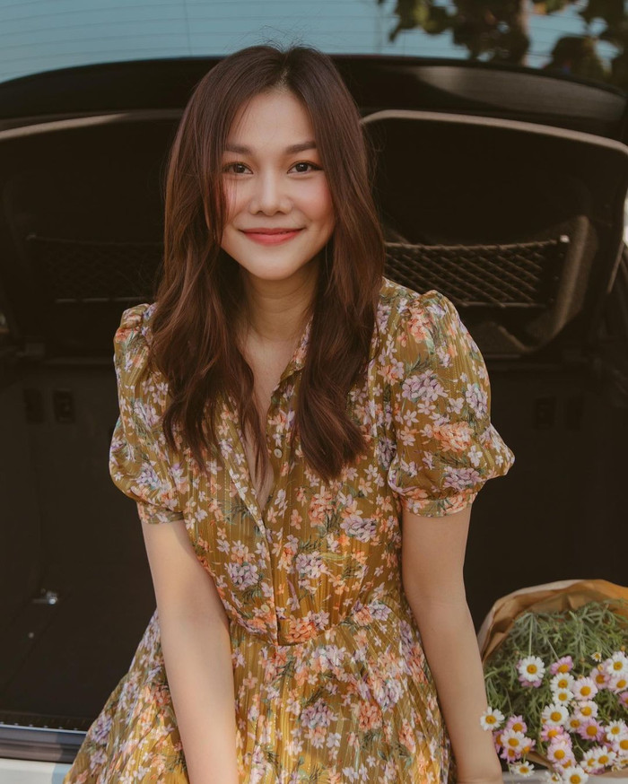 Thanh Hằng cũng là một trong những người đẹp tích cực hoạt động với mảng streetstyle. Mới đây, chân dài khoe dáng nuột nà trong chiếc váy hoa nhẹ nhàng, tha thướt. 