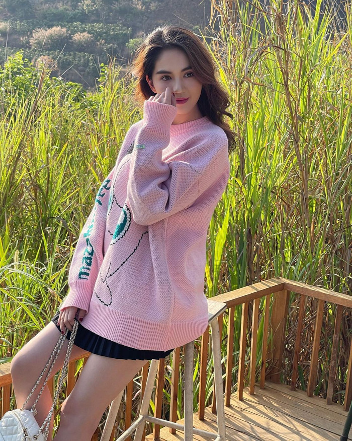 Ngọc Trinh đẹp mơ màng, nhẹ nhàng cùng sweater phom rộng che kín quần khi thả dáng chụp ảnh trên Đà Lạt. 