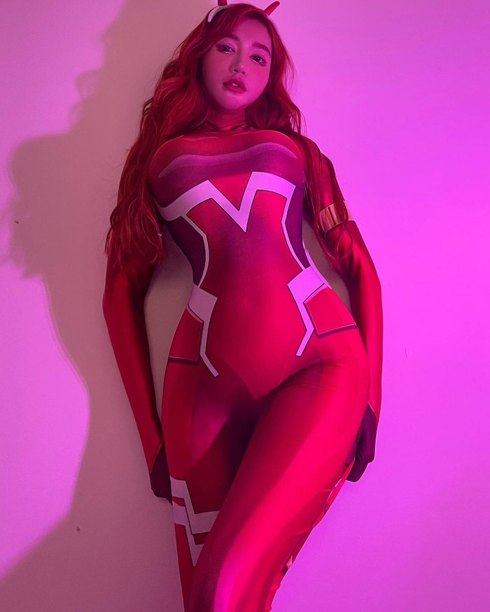 Thiết kế chất liệu ôm sát dễ dàng tôn trọn vẹn dáng dấp bà mẹ 2 con.