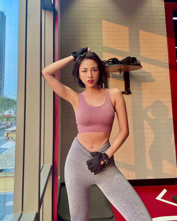 Thiên Nga kéo quần khoe eo thon - kết quả của những giờ tập luyện căng thẳng. 