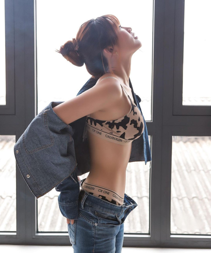 Chế Nguyễn Quỳnh Châu gây ấn tượng cùng hình thể nuột nà, căng mẩy.