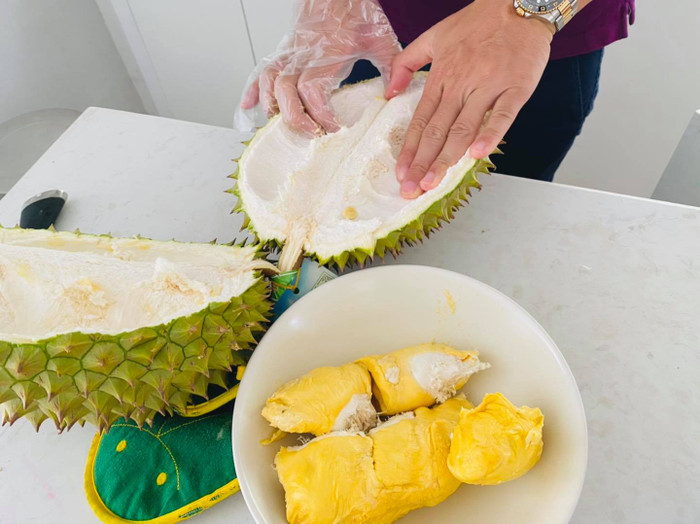 Đó là một trái sầu riêng hạt lép mà theo lời Công Vinh thì Thủy Tiên cực yêu thích món này