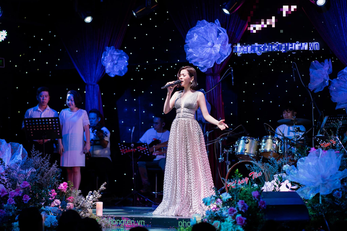 Lệ Quyên khoe ảnh mừng sinh nhật tại phòng trà của chồng cũ