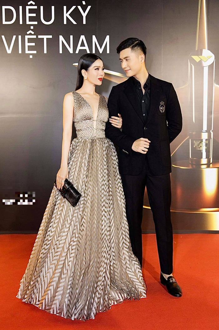 Chiếc váy này từng được nữ ca sĩ mặc trong một sự kiện cuối tháng 1/2021, lúc này cô cùng Lâm Bảo Châu sánh đôi tình tứ bên nhau 