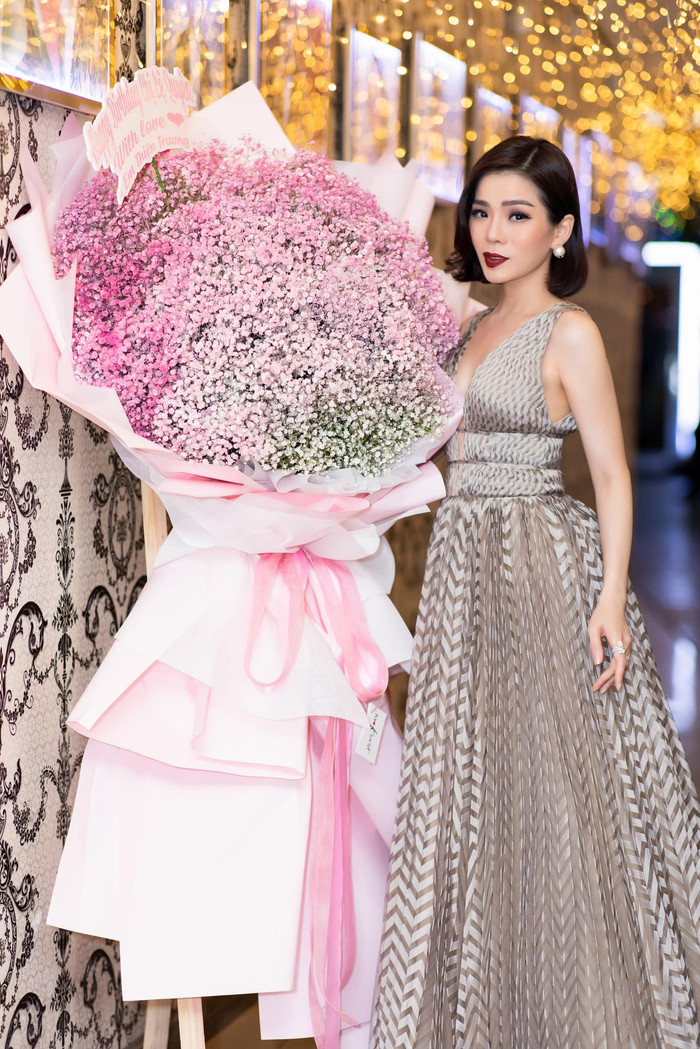 Trong đêm diễn vừa qua, Lệ Quyên đã diện chiếc váy xẻ ngực khoe vóc dáng thon gọn và xinh đẹp ở tuổi 40