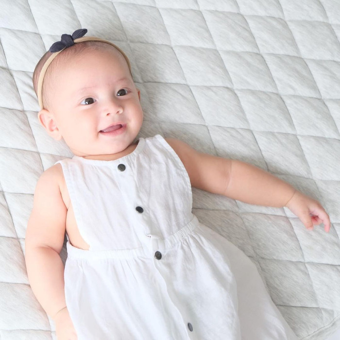 Cô nàng Lisa thì đầy điệu đà với cài tóc, Hà Hồ còn hài hước thay mặt con gái phát biểu: 'Vỗ tay giúp mẹ con vì con ko có tí tóc nào mà mẹ cũng ráng đeo nơ'