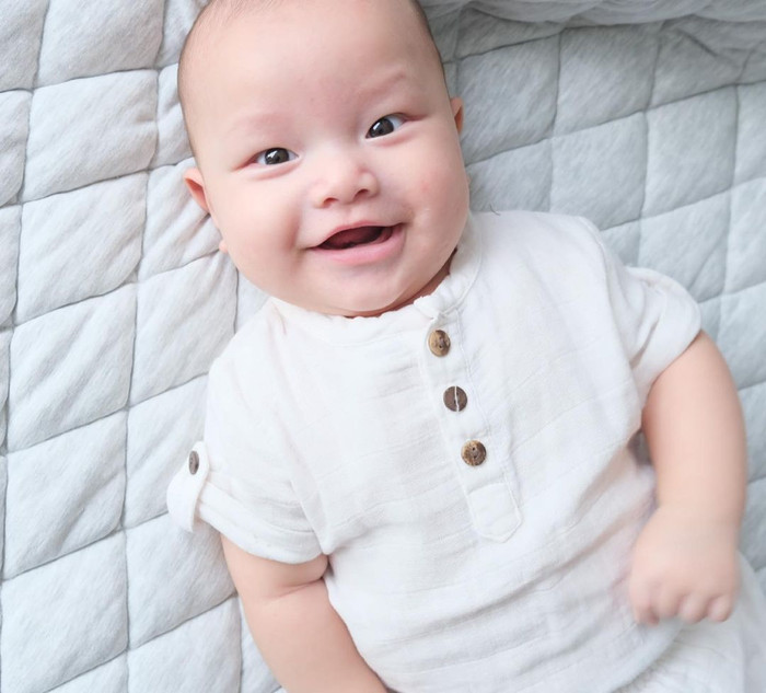 Cậu nhóc Leon vẫn giữ gương mặt tươi cười, hớn hở như mọi khi