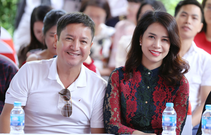 Chí Trung và bạn gái mới Ý Lan kém anh 18 tuổi.