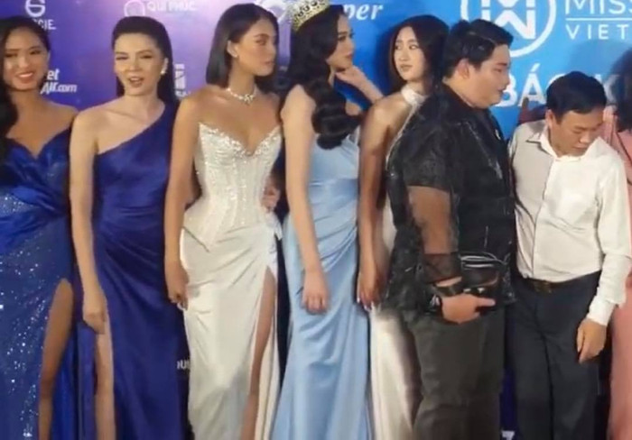 Đỗ Mỹ Linh bị một khách mời nam che mất hình trên thảm đỏ.