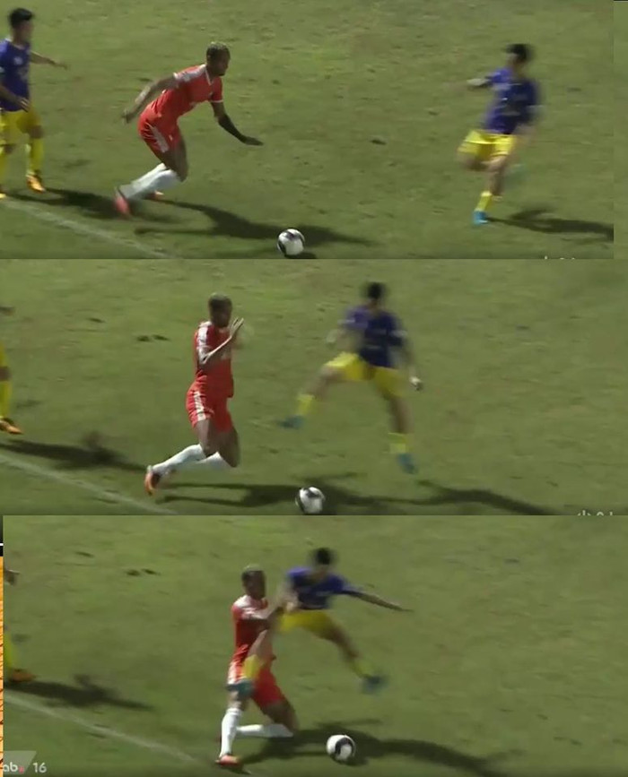 Tình huống xấu xí chẳng khác gì bỏ bóng đá người của Văn Quyết nhưng HLV Chu Đình Nghiêm bao che rằng: Văn Quyết né bóng.