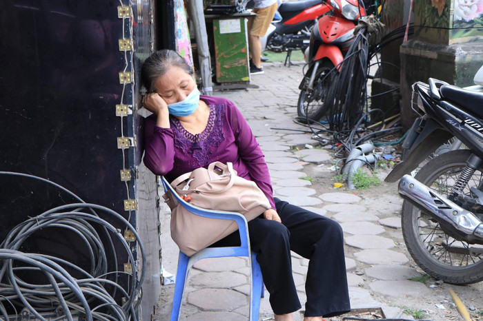 Bà Ph. đau đớn ngồi thất thần tại nơi xảy ra vụ việc.