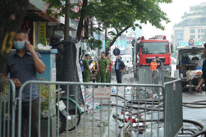 Hiện lực lượng chức năng vẫn đang phong toả khu vực xảy ra vụ cháy lớn.