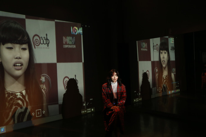 Khác với hình ảnh trẻ trung, nhiệt huyết trong những sản phẩm đầy màu sắc cùng P336 trước đó, Kira Kira trong Scars lại trưởng thành và sâu lắng hơn.