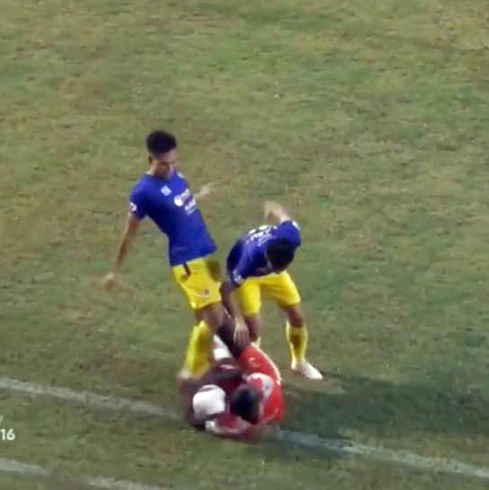 Một pha bóng xấu xí và phản cảm của cầu thủ Hà Nội FC nhưng trọng tài chỉ phạt thẻ vàng!