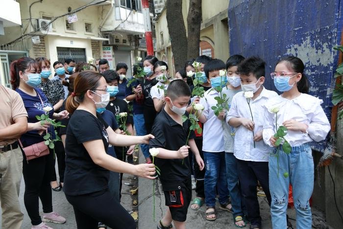 Hàng trăm người chết lặng trong đám tang đẫm nước mắt của gia đình 4 người tử vong thương tâm sau vụ cháy Ảnh 5