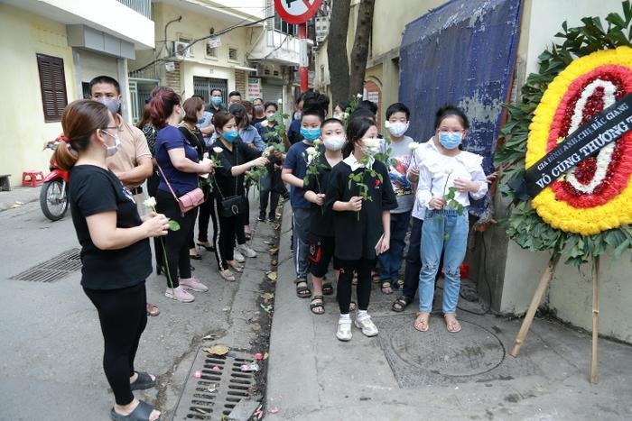 Hàng trăm người chết lặng trong đám tang đẫm nước mắt của gia đình 4 người tử vong thương tâm sau vụ cháy Ảnh 6