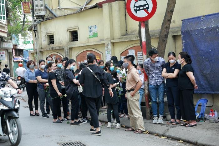 Hàng trăm người chết lặng trong đám tang đẫm nước mắt của gia đình 4 người tử vong thương tâm sau vụ cháy Ảnh 3