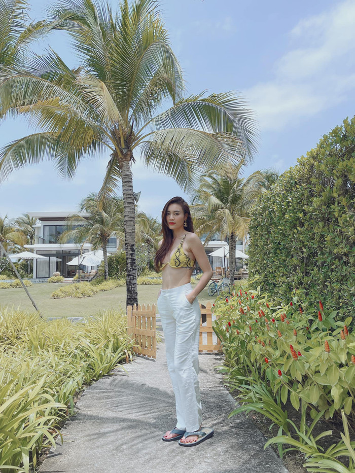 Trong chuyến đi Hồ Tràm cách đây không lâu, nữ diễn viên diện loạt bikini cùng cách phối đồ đơn giản vừa đẹp lại dễ áp dụng