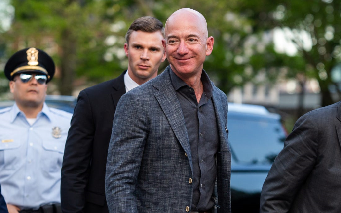 Tỷ phú giàu nhất thế giới Jeff Bezos chi bao nhiêu tiền thuê vệ sĩ? Ảnh 2