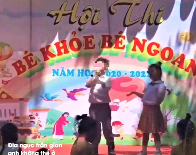 Hai cháu bé mầm non hát bài 'Thiên đàng' với những lời lẽ không phù hợp  gây tranh cãi. Ảnh cắt từ clip