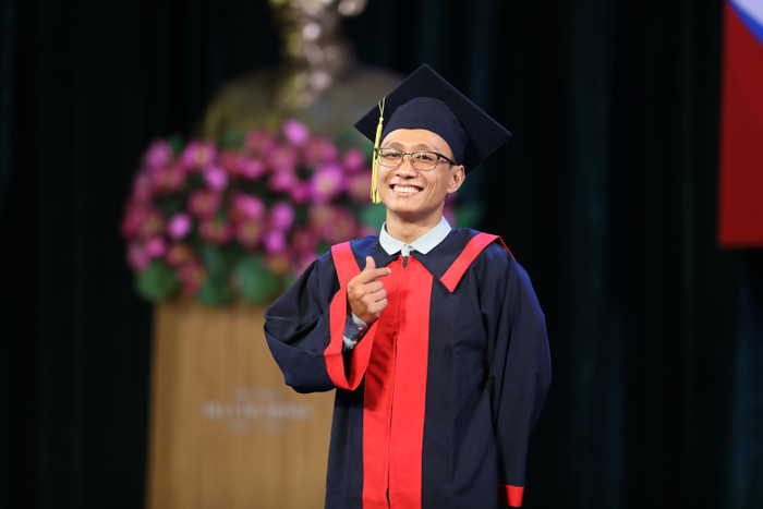 Tân cử nhân Trần Việt với mức điểm GPA cao nhất “lịch sử” thủ khoa UEF, đạt TOEIC 900.